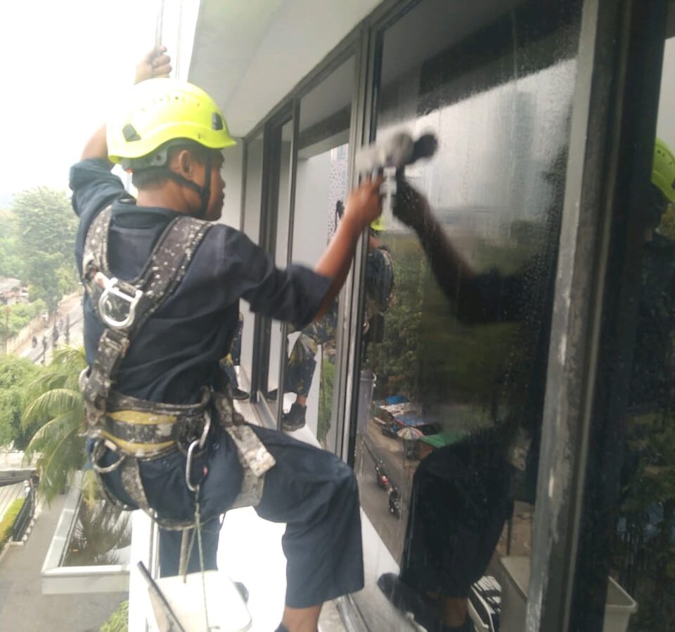 Jasa Pembersihan Kaca Gedung