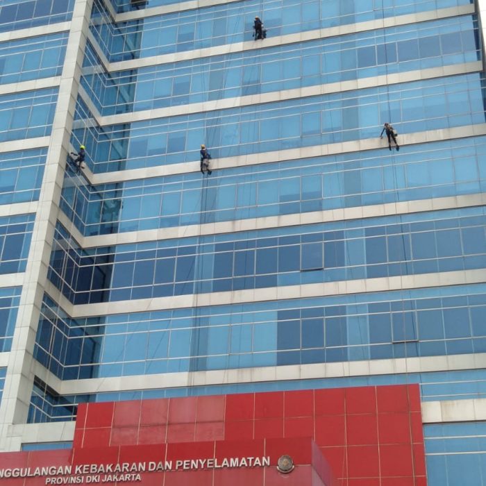 Jasa Pembersihan Kaca Gedung
